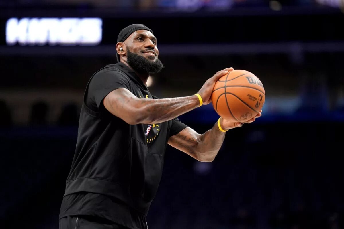 Los Angeles Lakers forward LeBron James (23) warms up