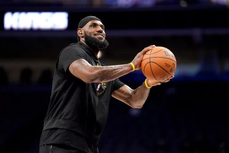 Los Angeles Lakers forward LeBron James (23) warms up