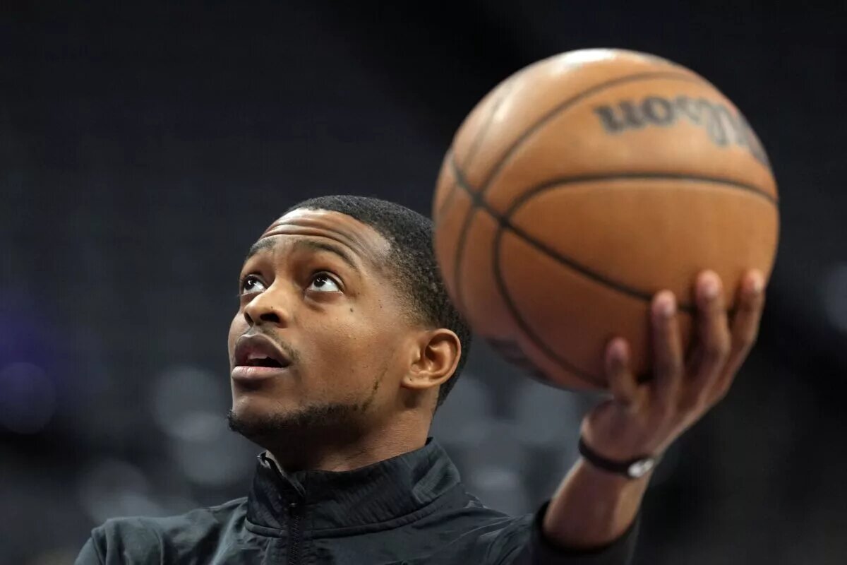 Sacramento Kings guard De'Aaron Fox (5) warms up before the game