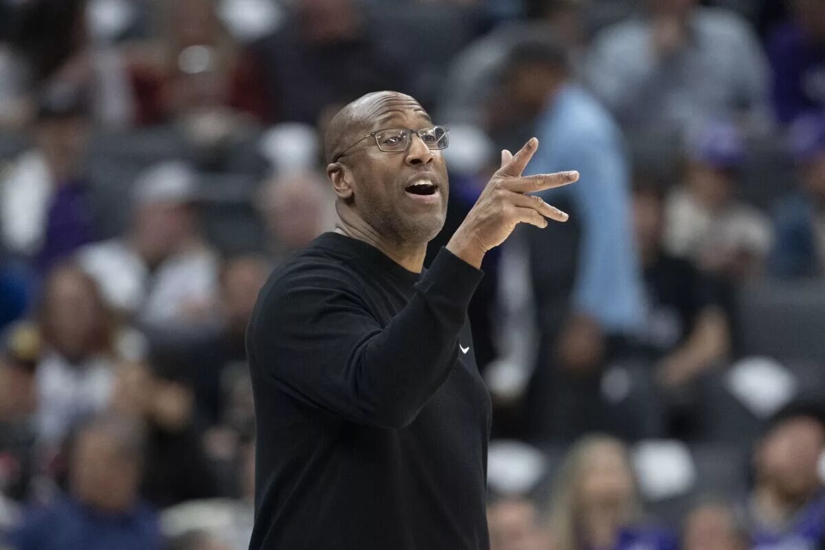 Sacramento Kings head coach Mike Brown