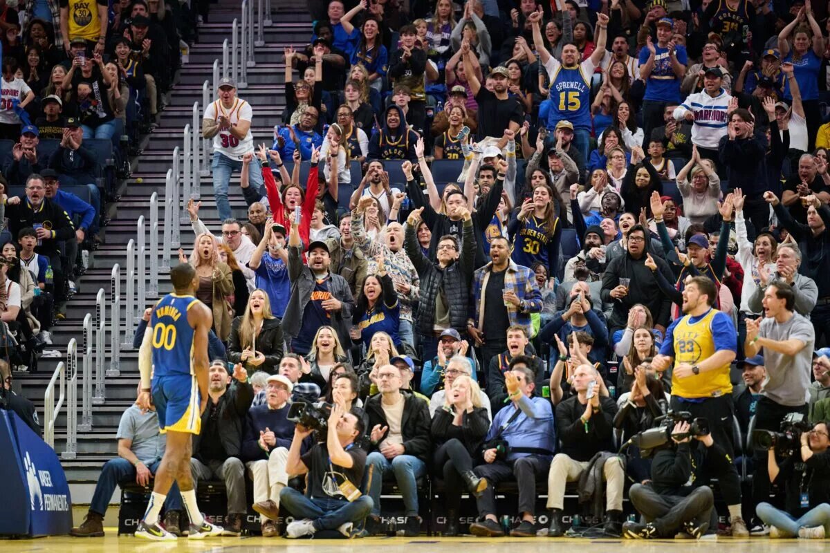 Fans cheer for Golden State Warriors forward Jonathan Kuminga (00)