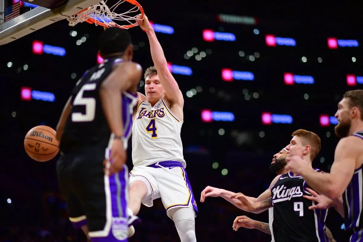 Los Angeles Lakers guard Dalton Knecht (4) dunks