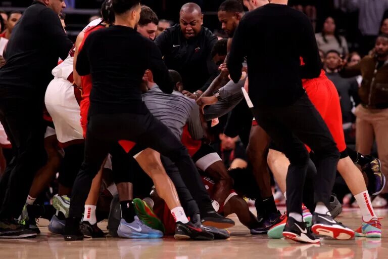 Houston Rockets and Miami Heat players break up a fight between Houston Rockets guard Amen Thompson (1) and Miami Heat guard Tyler Herro (14) during the fourth quarter