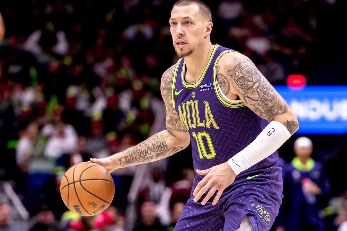Nov 27, 2024; New Orleans, Louisiana, USA; New Orleans Pelicans center Daniel Theis (10) dribbles against the Toronto Raptors during the first half at Smoothie King Center. Mandatory Credit: Stephen Lew-Imagn Images