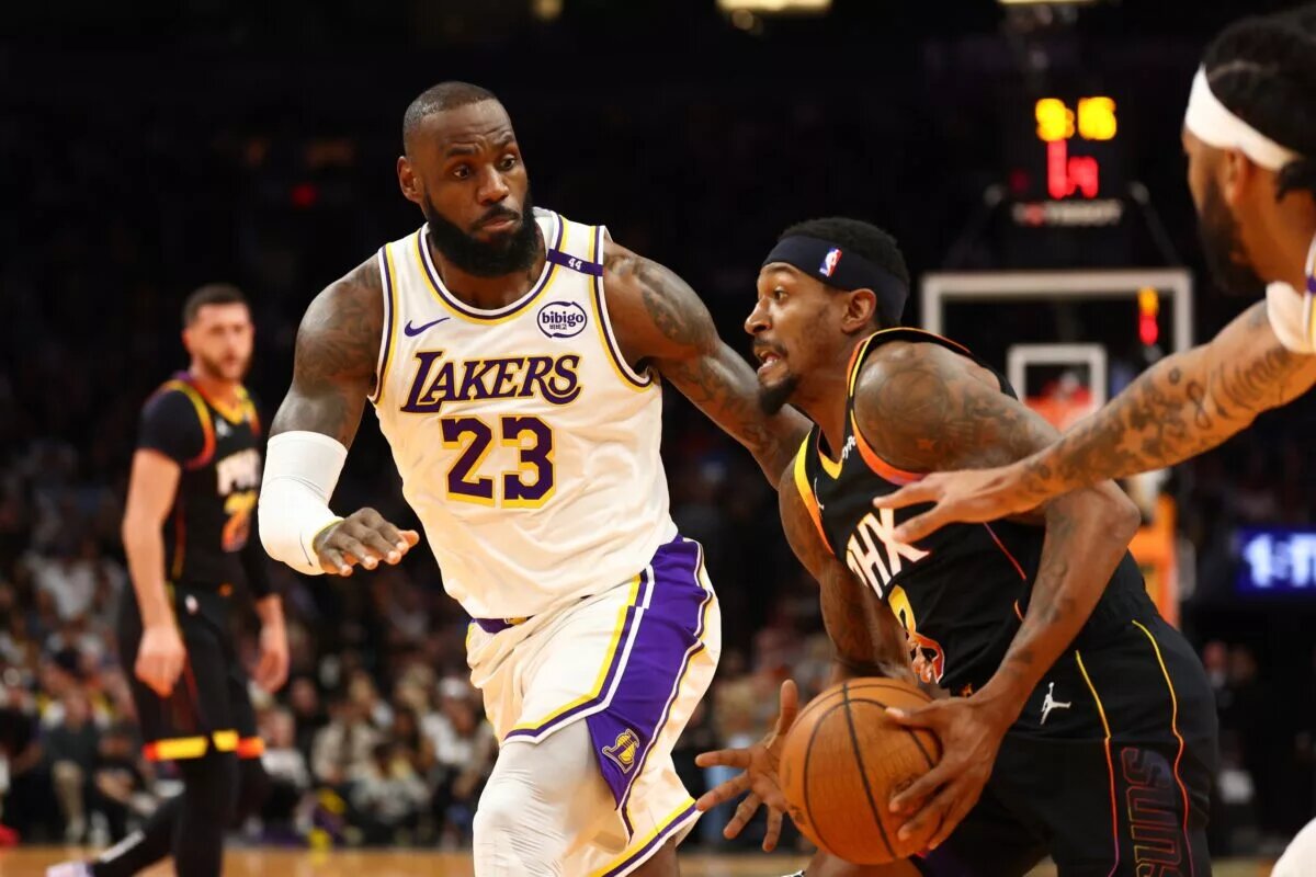 Los Angeles Lakers forward LeBron James (23) defends against Phoenix Suns guard Bradley Beal (3)