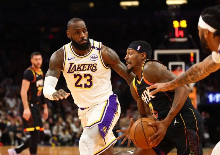 Los Angeles Lakers forward LeBron James (23) defends against Phoenix Suns guard Bradley Beal (3)
