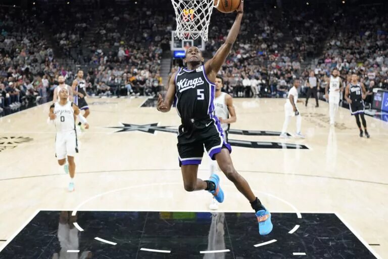 Sacramento Kings point guard De'Aaron Fox scores in game against the San Antonio Spurs
