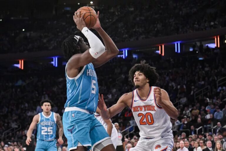 New York Knicks center Jericho Sims guards Charlotte Hornets center Mark Williams