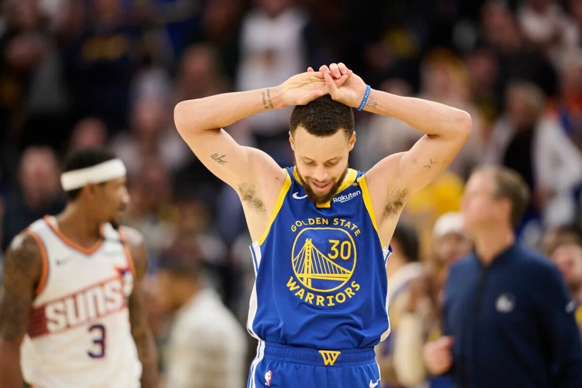 Golden State Warriors guard Stephen Curry (30) reacts to a missed three point shot against the Phoenix Suns during the fourth quarter at Chase Center.