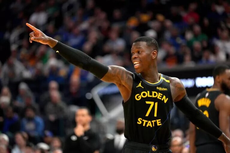 Golden State Warriors guard Dennis Schroder (71) directs teammates before a play against the Boston Celtics in the second quarter at the Chase Center.