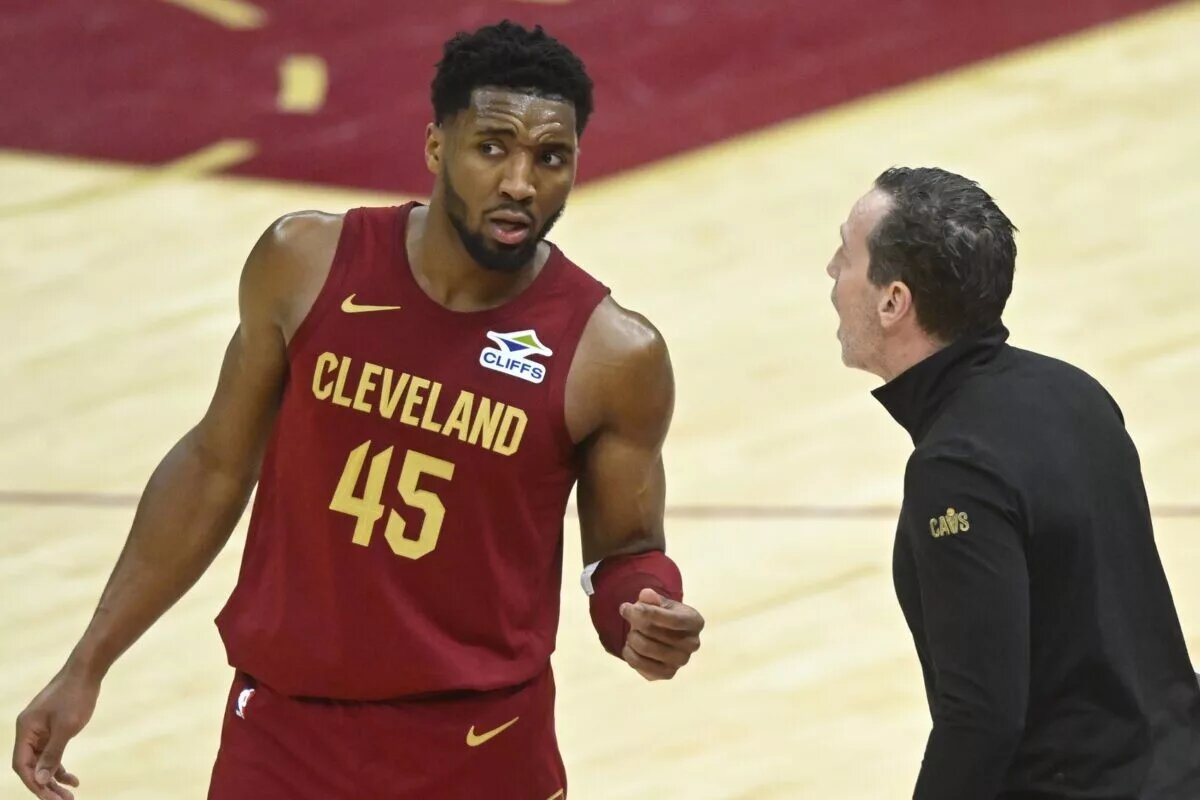 Cleveland Cavaliers head coach Kenny Atkinson instructs Donovan Mitchell