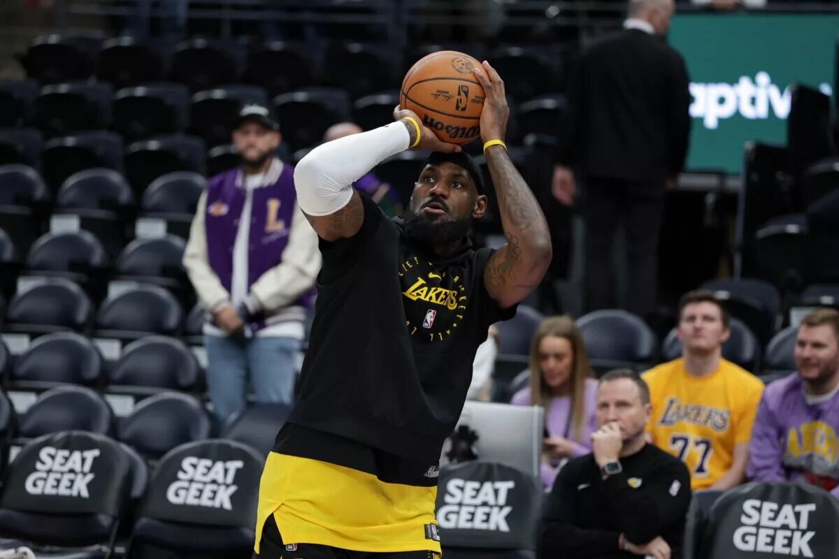 Los Angeles Lakers forward LeBron James (23) shoots before a game