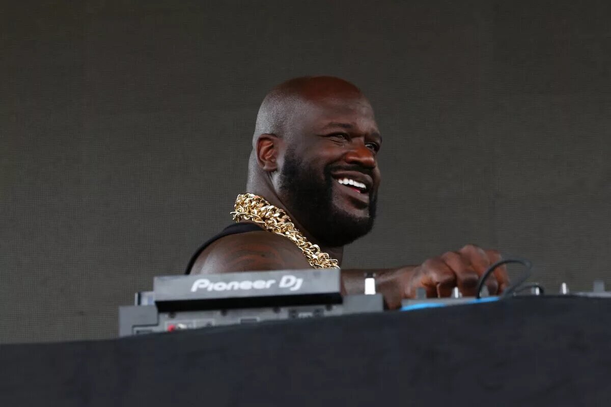 Shaquille O’Neal is set to extend his stay with TNT with a new long-term contract