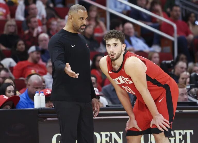 The Rockets have an overall record of 16-10 in back-to-back games this season.