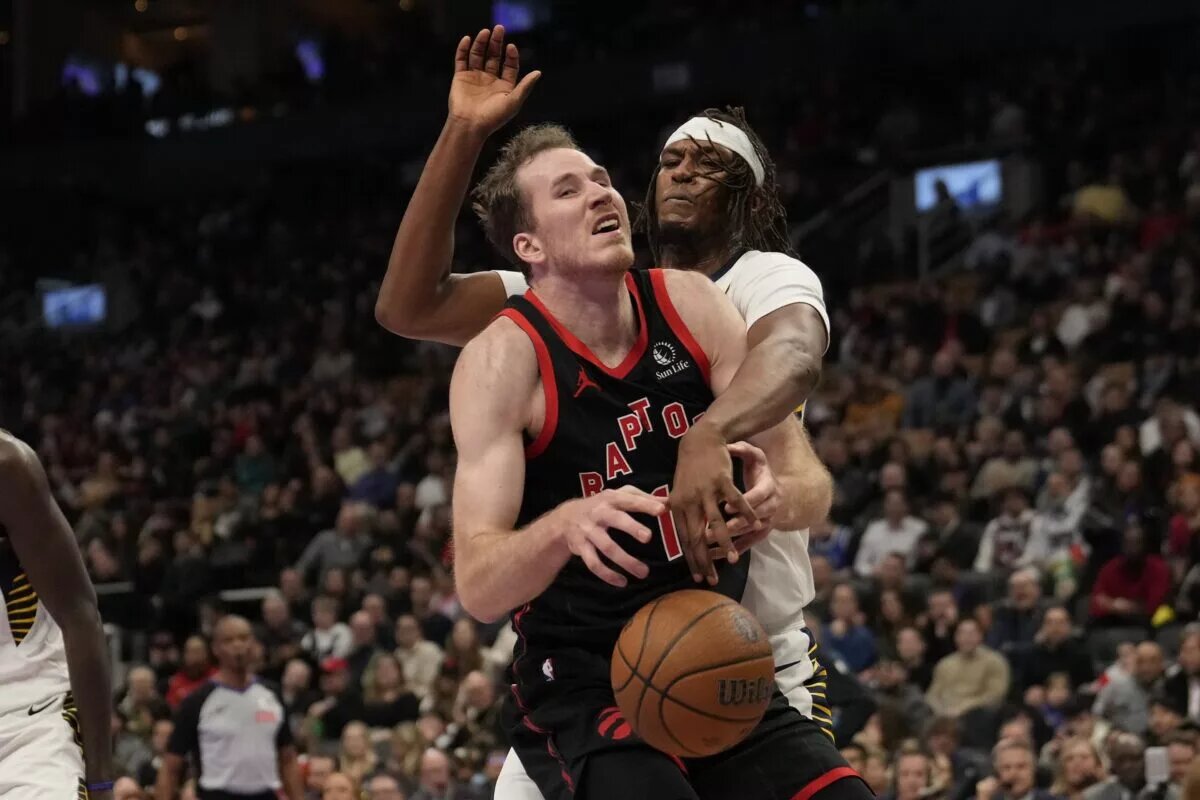 Indiana Pacers center Myles Turner makes a play against Toronto Raptors center Jakob Poeltl