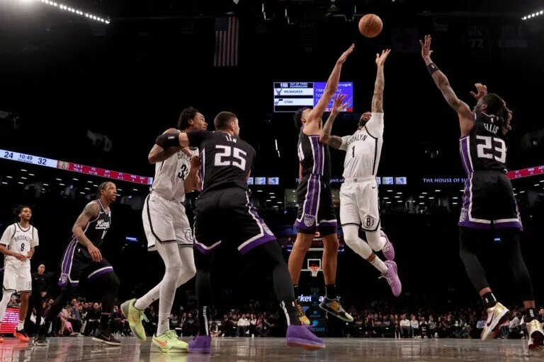 Alex Len holds mutual interest with the Lakers.