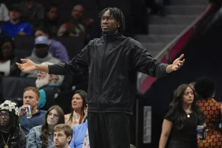 Charlotte Hornets/Los Angeles Lakers center Mark Williams