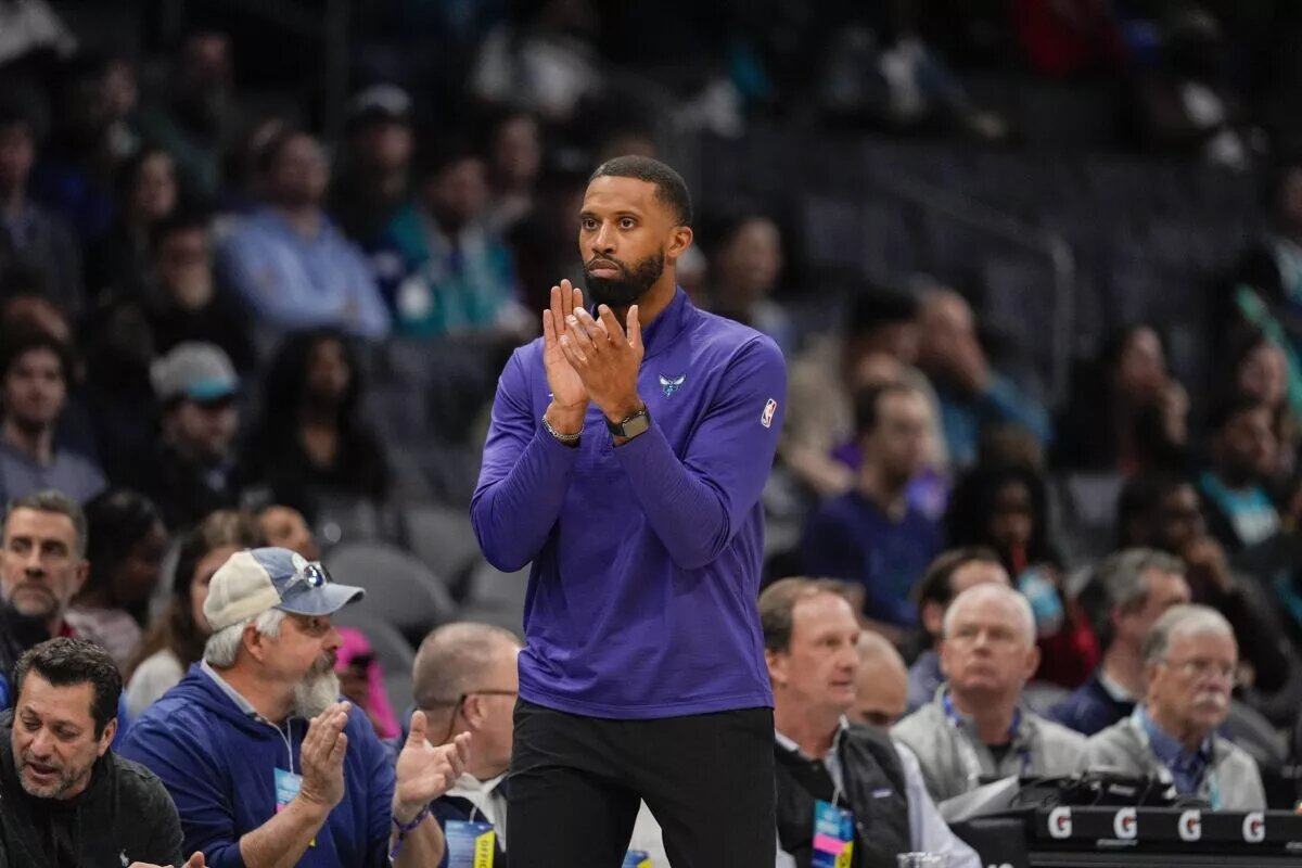 Charlotte Hornets head coach Charles Lee