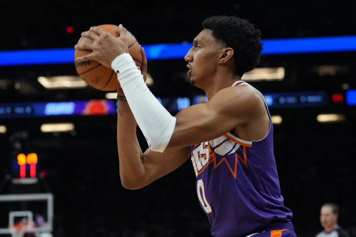 Feb 8, 2025; Phoenix, Arizona, USA; Phoenix Suns forward Ryan Dunn (0) shoots against the Denver Nuggets during the first half at Footprint Center. Mandatory Credit: Joe Camporeale-Imagn Images