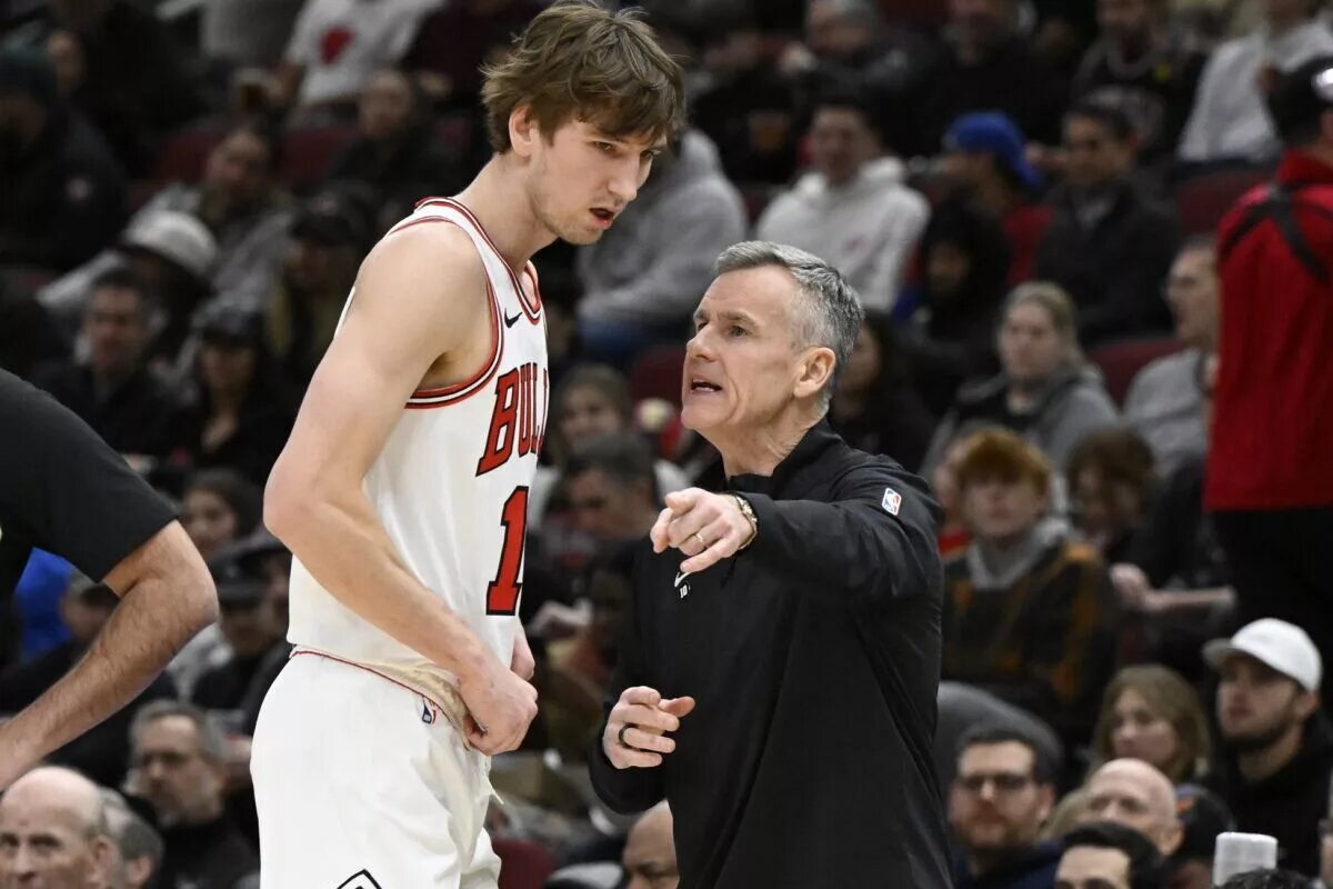 Matas Buzelis talking with Billy Donovan and recently received high praise from Carmelo Anthony.
