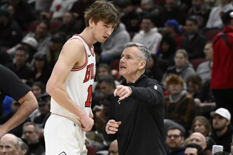 Matas Buzelis talking with Billy Donovan and recently received high praise from Carmelo Anthony.