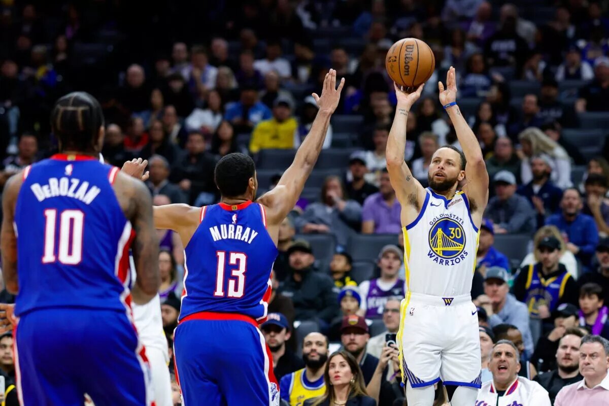Kings Notes: Curry shoots over Sacramento Kings wing, Keegan murray.