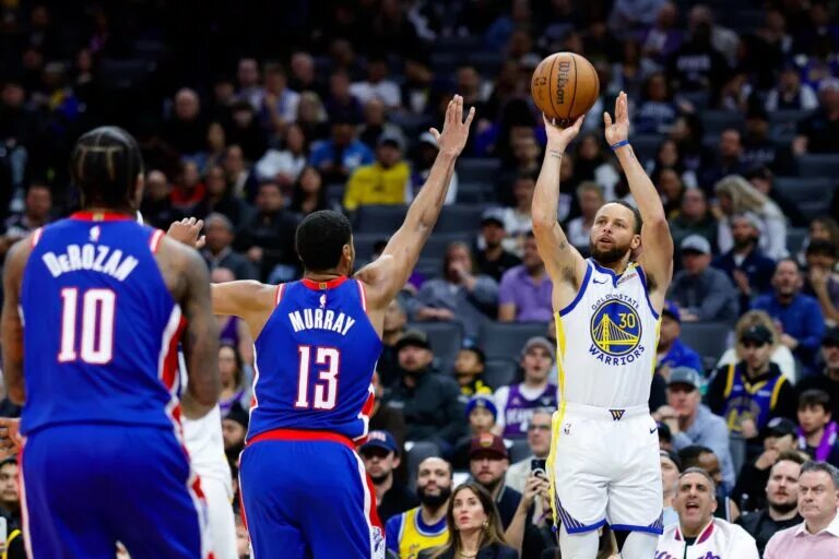 Kings Notes: Curry shoots over Sacramento Kings wing, Keegan murray.