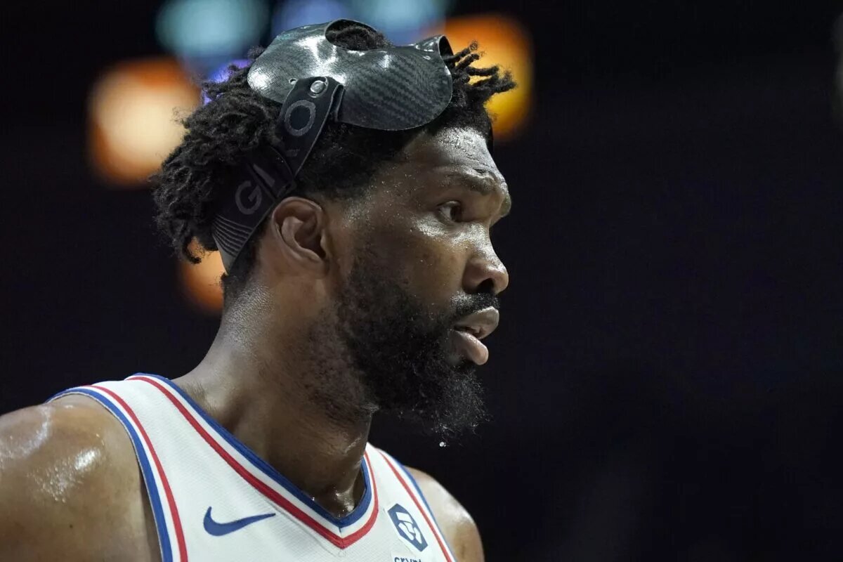 Philadelphia 76ers center Joel Embiid (21)