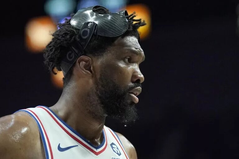 Philadelphia 76ers center Joel Embiid (21)