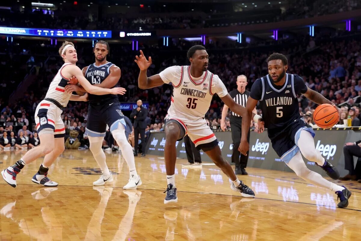 Villanova Wildcats guard Wooga Poplar (5) drives while teammate Eric Dixon (43) is guarded