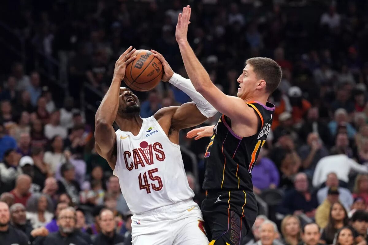 Phoenix Suns guard Collin Gillespie (12) guards Cleveland Cavaliers guard Donovan Mitchell (45)