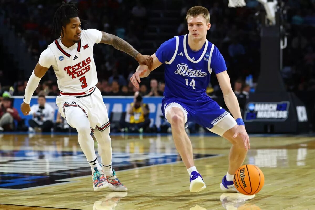 Drake Bulldogs guard Bennett Stirtz (14) dribbles the ball