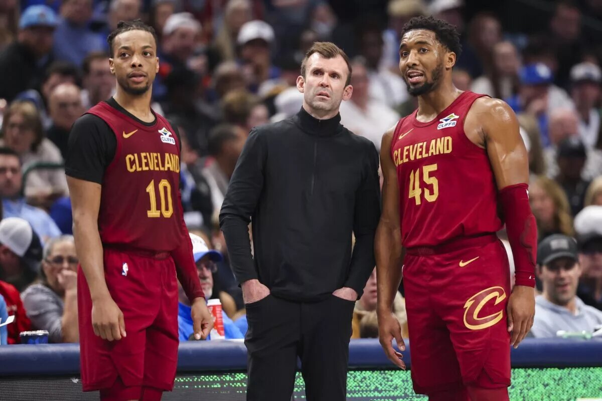Jan 3, 2025; Dallas, Texas, USA; Cleveland Cavaliers head coach Kenny Atkinson speaks with Cleveland Cavaliers guard Darius Garland (10) and Cleveland Cavaliers guard Donovan Mitchell (45) during the first half against the Dallas Mavericks at American Airlines Center. Mandatory Credit: Kevin Jairaj-Imagn Images