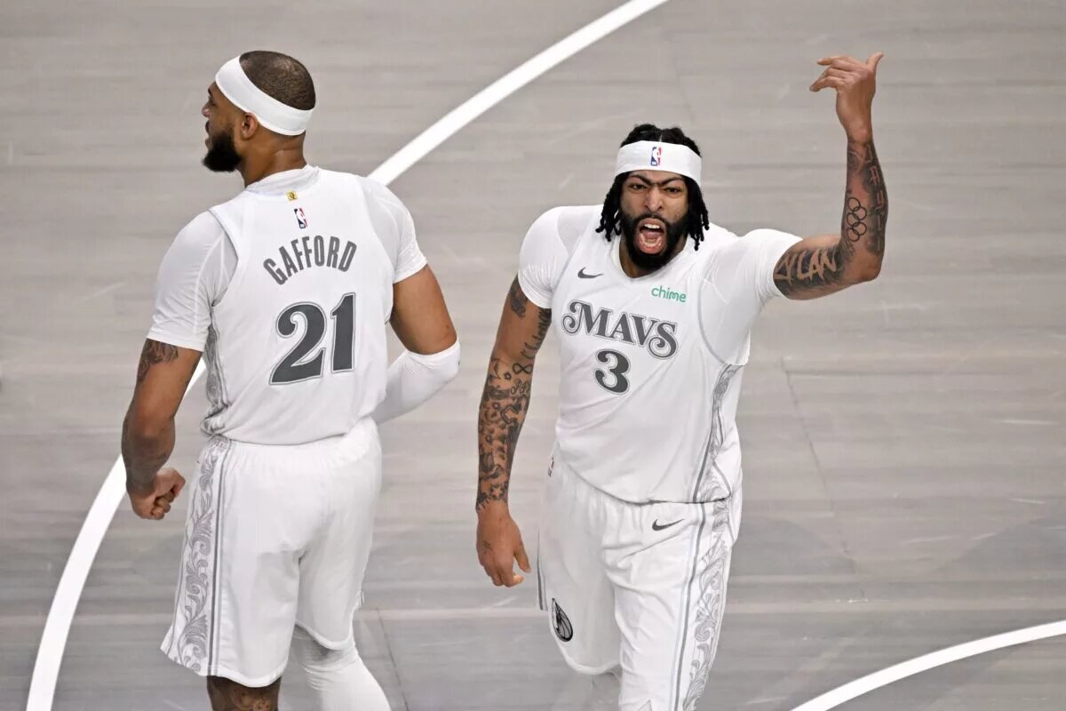 Dallas Mavericks center Daniel Gafford (21) and forward Anthony Davis
