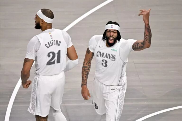 Dallas Mavericks center Daniel Gafford (21) and forward Anthony Davis
