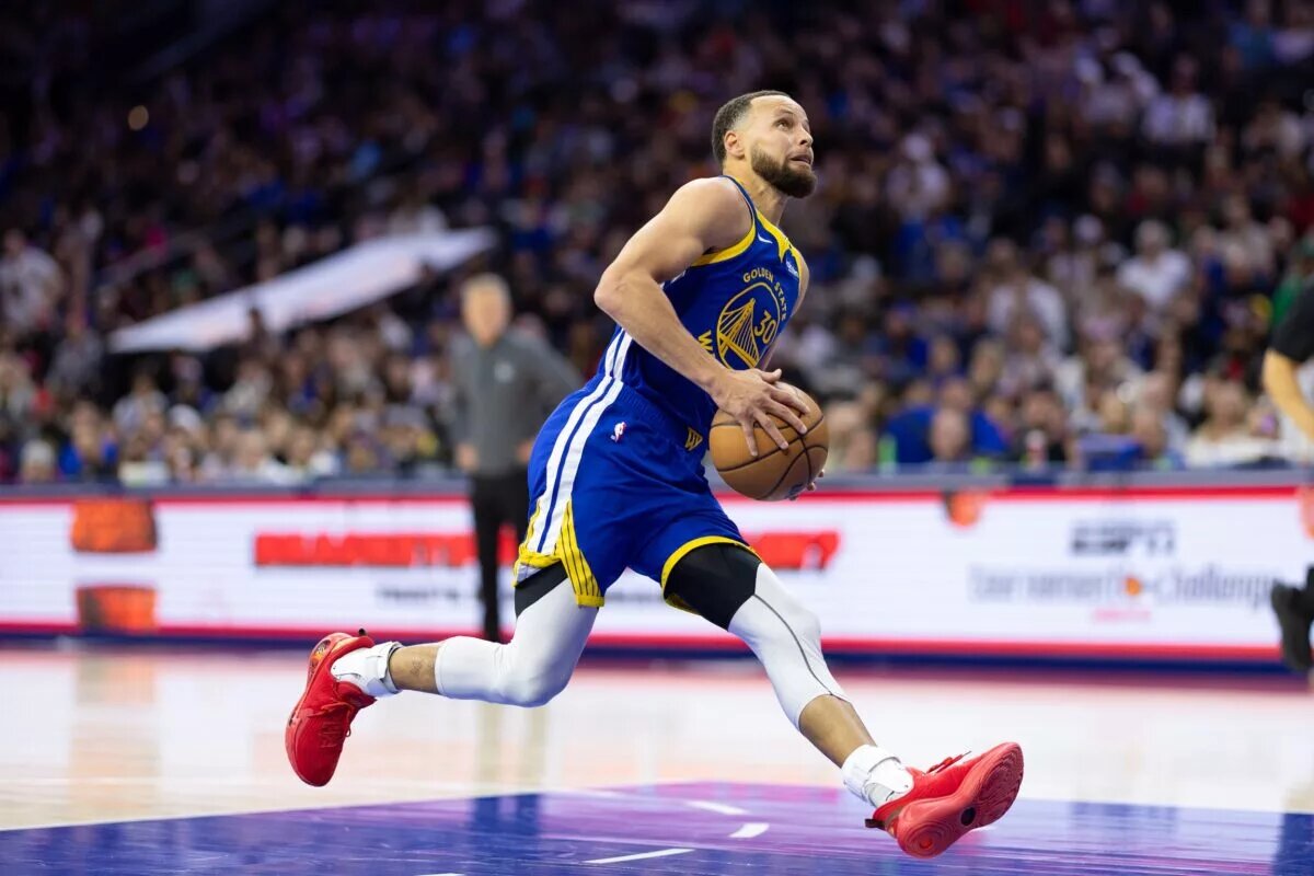 Mar 1, 2025; Philadelphia, Pennsylvania, USA; Golden State Warriors guard Stephen Curry (30) drives for a dunk against the Philadelphia 76ers during the fourth quarter at Wells Fargo Center.