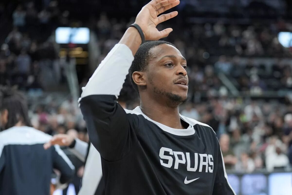 Mar 2, 2025; San Antonio, Texas, USA; San Antonio Spurs guard De'Aaron Fox (4) is introduced before the game against the Oklahoma City Thunder for the first time at Frost Bank Center. Mandatory Credit: Daniel Dunn-Imagn Images