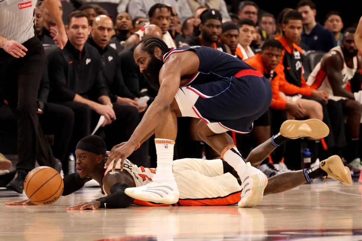 Mar 5, 2025; Inglewood, California, USA; Detroit Pistons guard Dennis Schroder (17) dives for a loose ball against LA Clippers guard James Harden (1) during the fourth quarter at Intuit Dome.