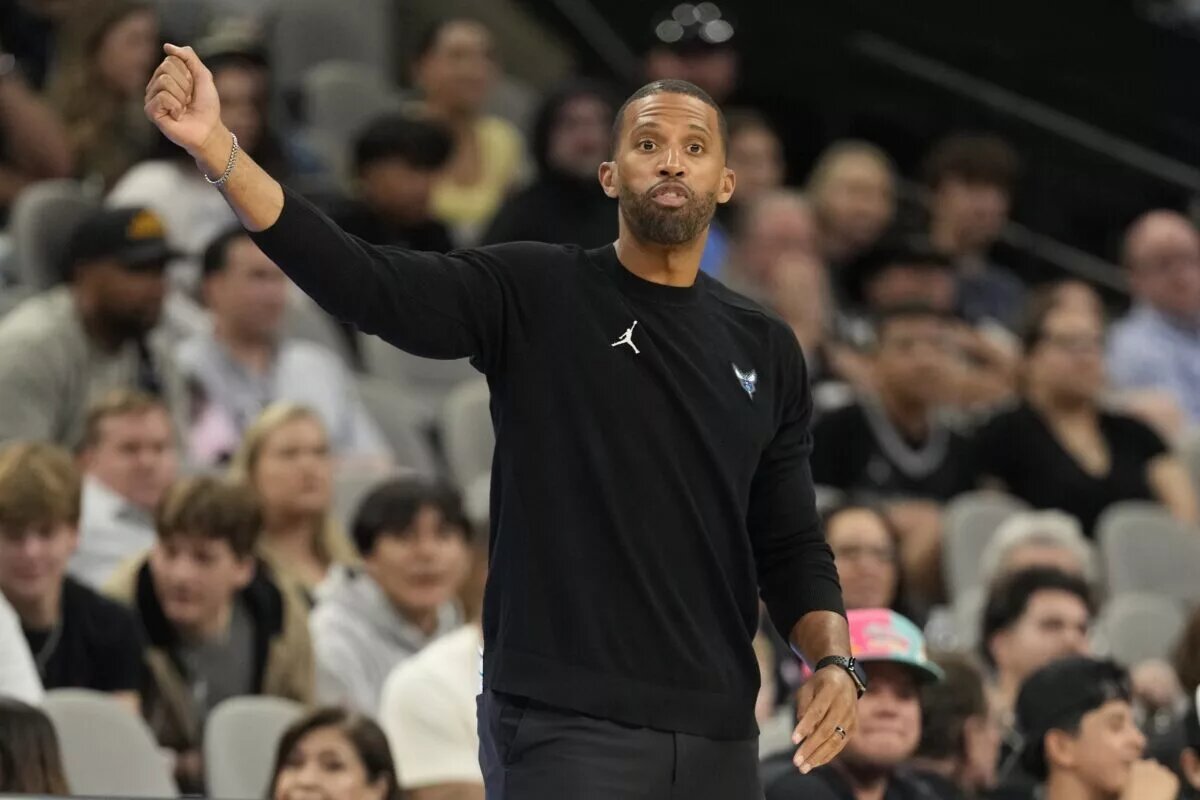 Mar 14, 2025; San Antonio, Texas, USA; Charlotte Hornets head coach Charles Lee signals to players during the second half against the San Antonio Spurs at Frost Bank Center. Mandatory Credit: Scott Wachter-Imagn Images Mark Williams Trade