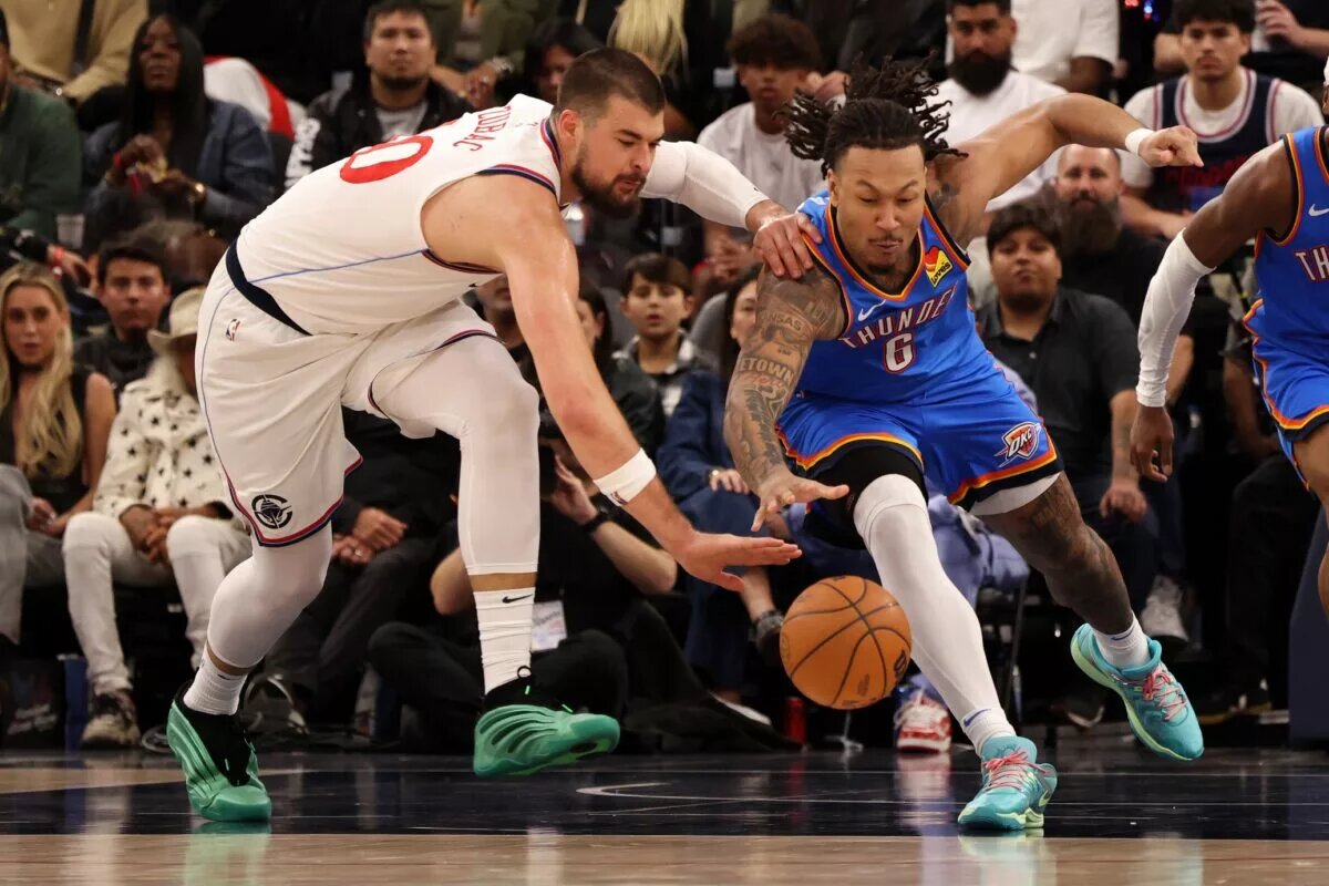 Mar 23, 2025; Inglewood, California, USA; LA Clippers center Ivica Zubac (40) and Oklahoma City Thunder forward Jaylin Williams (6) chase a loose ball during the 3rd quarter at Intuit Dome. Mandatory Credit: Jason Parkhurst-Imagn Images