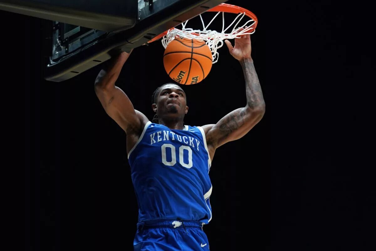 Kentucky Wildcats draft prospect Otega Oweh (00) dunks the ball