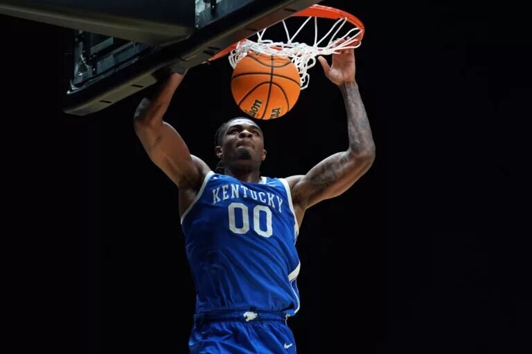 Kentucky Wildcats draft prospect Otega Oweh (00) dunks the ball