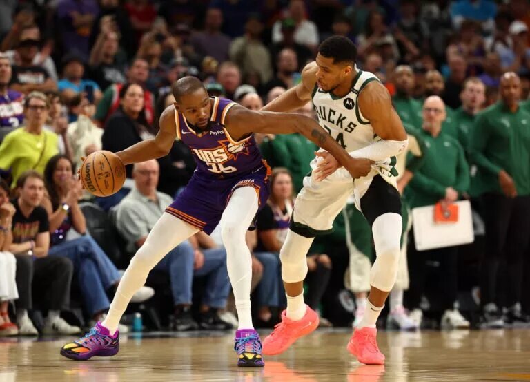 Milwaukee Bucks forward Giannis Antetokounmpo (34) defends against Phoenix Suns forward Kevin Durant (35)