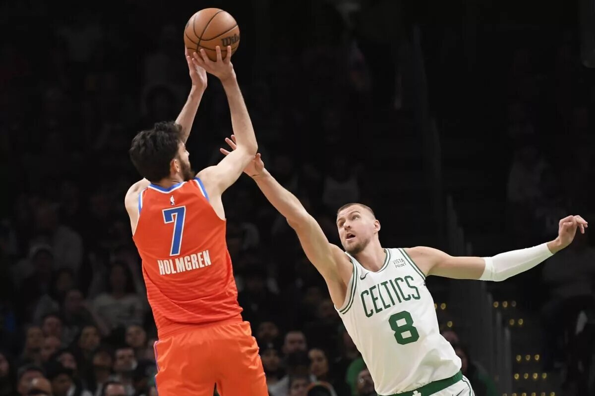 Oklahoma City Thunder forward Chet Holmgren (7) and Boston Celtics center Kristaps Porzingis