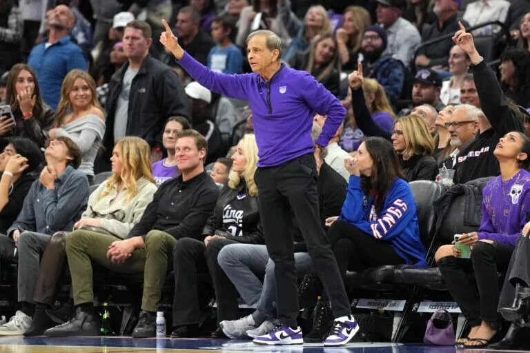 Kings hire Scott Perry