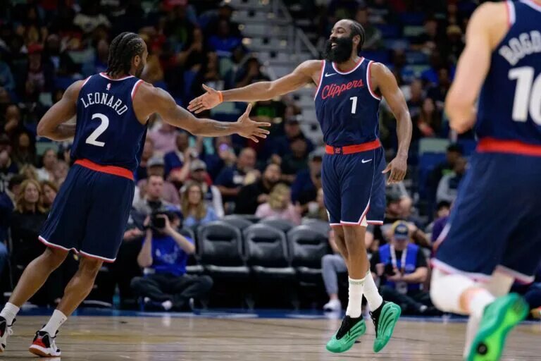 Los Angeles Clippers forward Kawhi Leonard (2) and Los Angeles Clippers guard James Harden