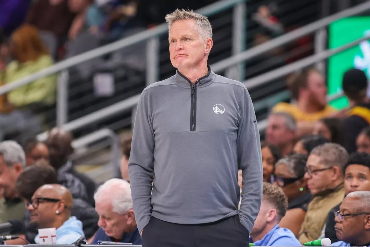 Mar 22, 2025; Atlanta, Georgia, USA; Golden State Warriors head coach Steve Kerr on the sideline against the Atlanta Hawks in the fourth quarter at State Farm Arena. Mandatory Credit: Brett Davis-Imagn Images Draymond Green Grizzlies