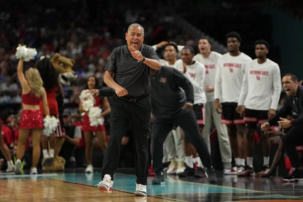 Houston Cougars head coach Kelvin Sampson