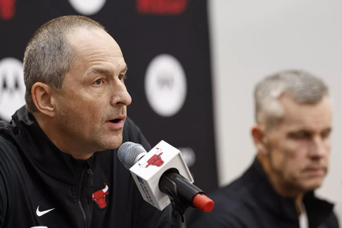 Chicago Bulls vice president of basketball operations Arturas Karnisovas and head coach Billy Donovan