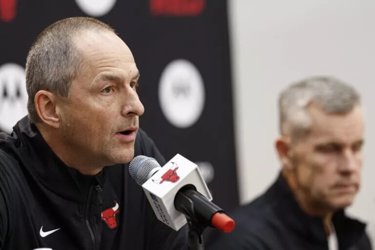 Chicago Bulls vice president of basketball operations Arturas Karnisovas and head coach Billy Donovan
